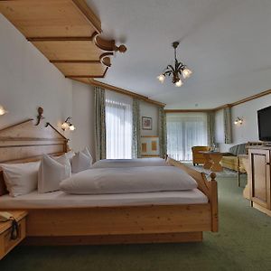 Zimmer mit Kingsize-Bett
